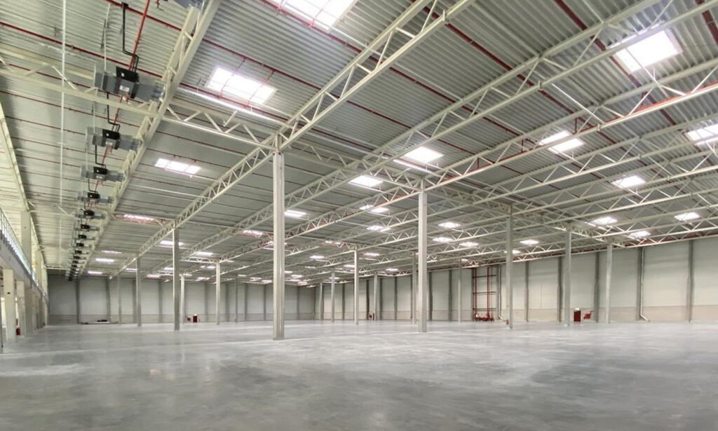 Hallentypen im Überblick: Lager-, Logistik- & Produktionshalle