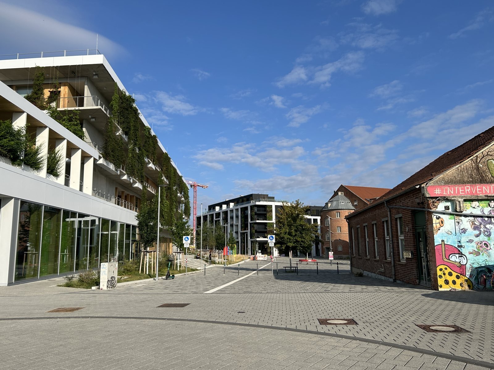 Moderne Bebauung und Quartiersstraße im NeckarPark Stuttgart