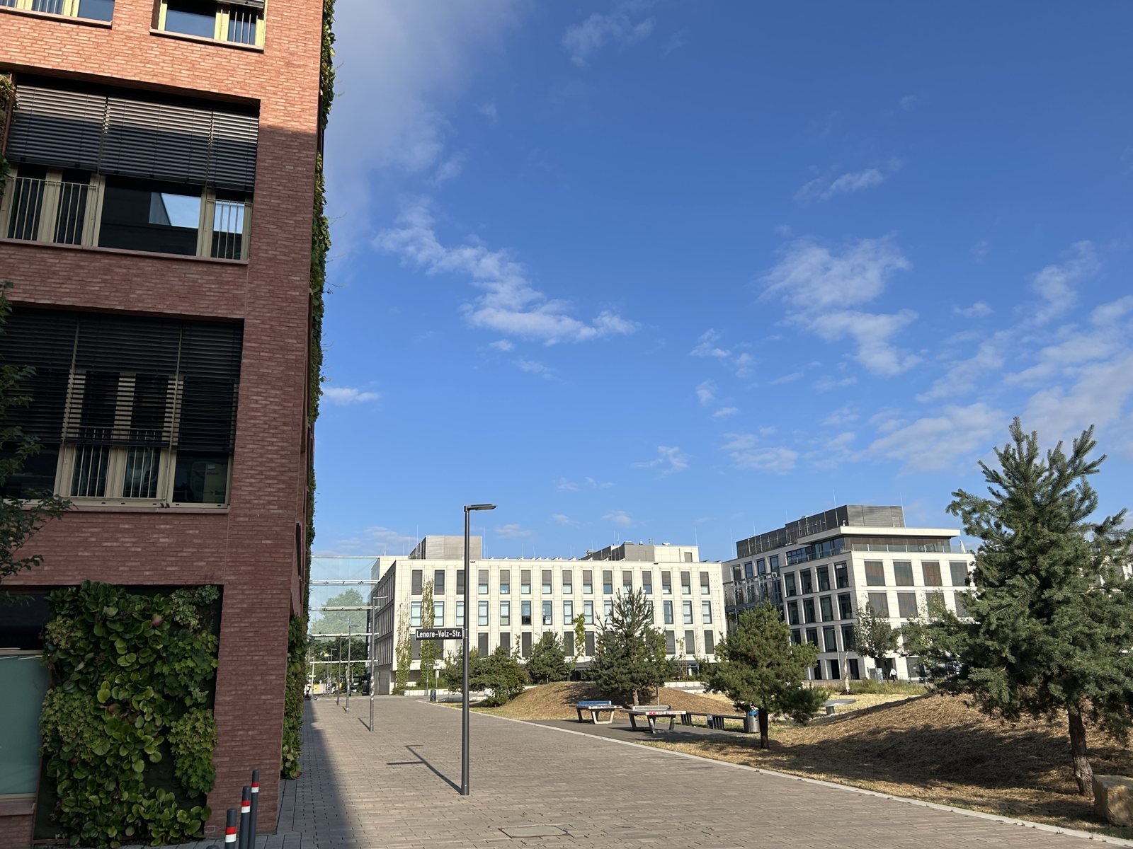 Moderne Bürogebäude im NeckarPark Stuttgart