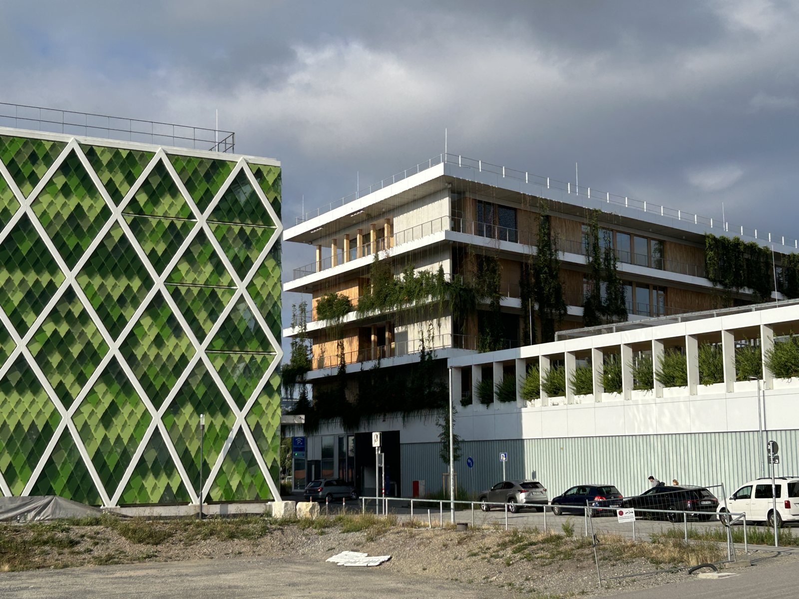 Bürogebäude mit begrünter Fassade im NeckarPark Stuttgart